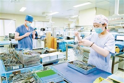 【北京青年报】 今天是国际护士节 北青报记者探访北京天坛医院消毒供应中心—— 21名护士如何让1.6万件手术器械重生 （25.5.12）